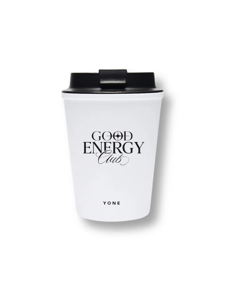 “GOOD ENERGY CLUB” Reusable Mug in white displaying the standard size of takeaway cups on the market with lid.